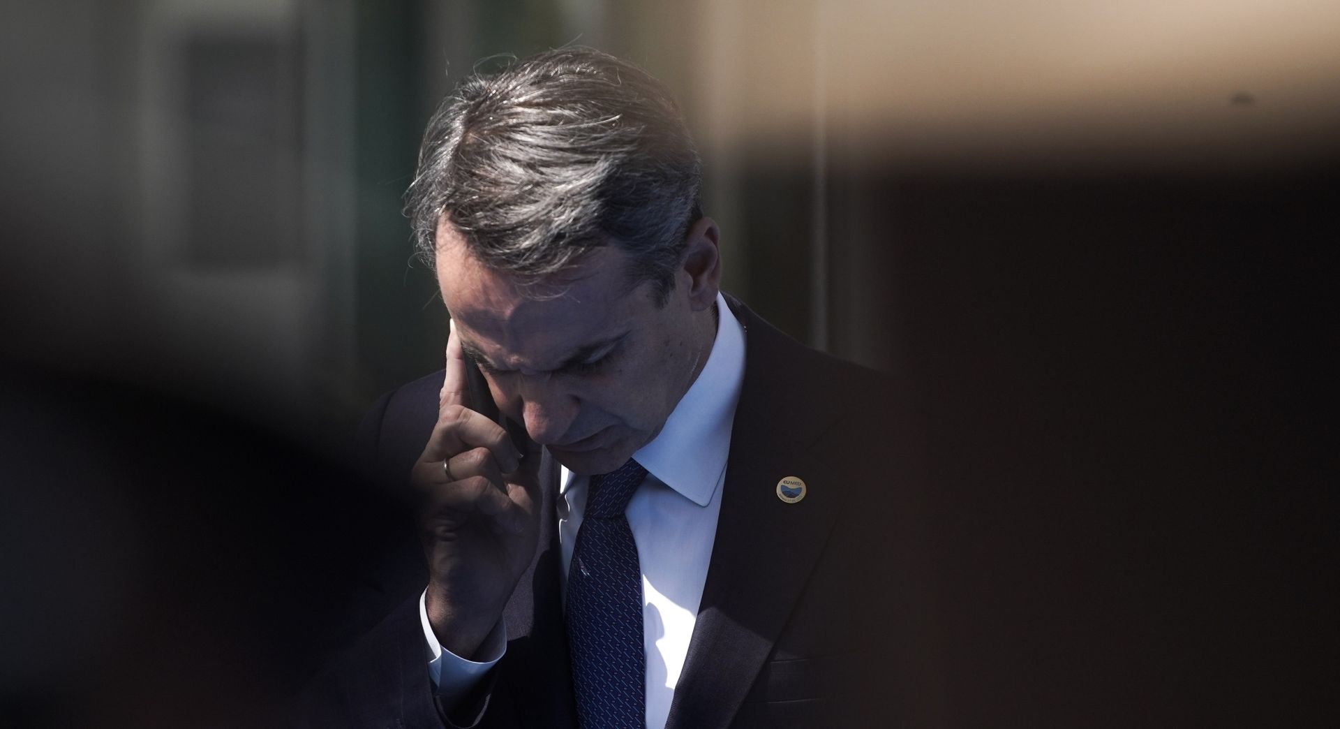 Μητσοτάκης στο ακουστικό για τηλεφώνημα από Τραμπ