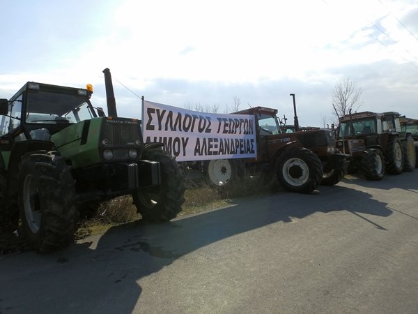 Αρνητικό ρεκόρ όλων των εποχών σε ακαλλιέργητη γη στην Ημαθία, στις πλατείες σταθμεύουν τα τρακτέρ