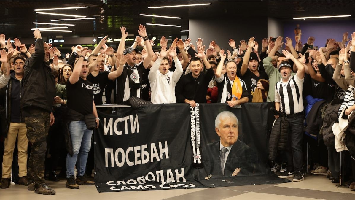 Υποδοχή στον Ομπράντοβιτς από οπαδούς της Παρτιζάν στο αεροδρόμιο