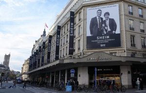 Έντονες αντιδράσεις έχει προκαλέσει η άφιξη της Shein στο Παρίσι – Σάλος με την πώληση παιδικής κούκλας ως σεξουαλικό παιχνίδι για άνδρες