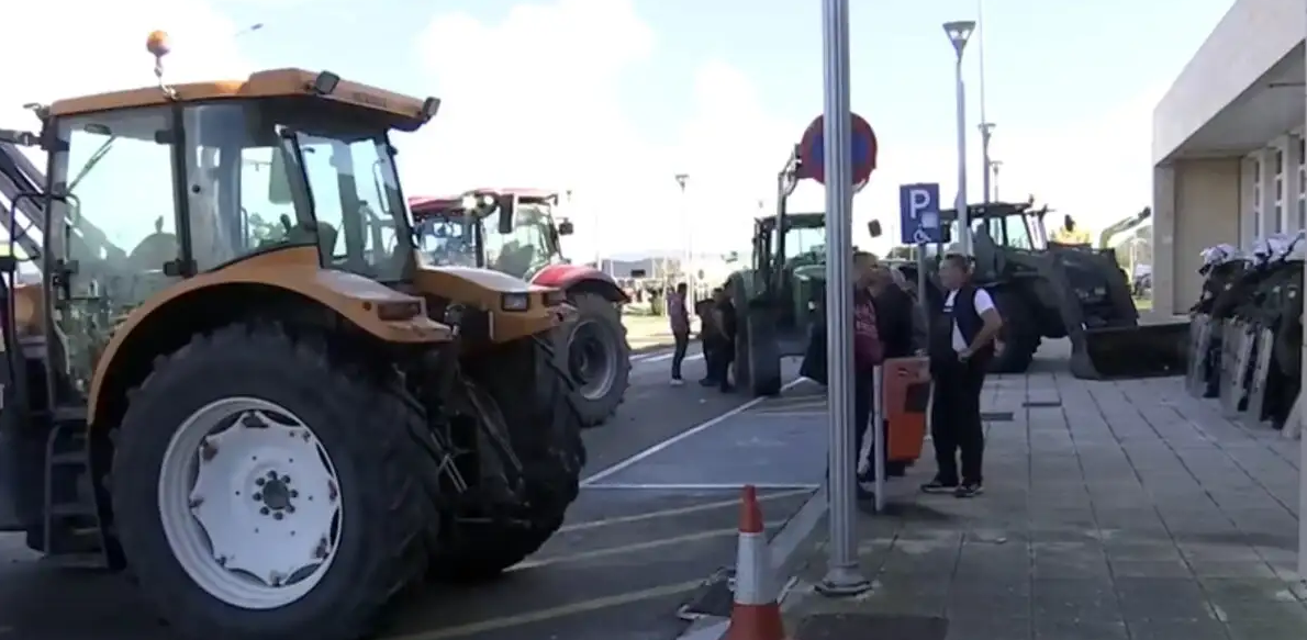 «Μπλόκο» στον Μητσοτάκη επιφύλαξαν στο αεροδρόμιο Αλεξανδρούπολης αγρότες