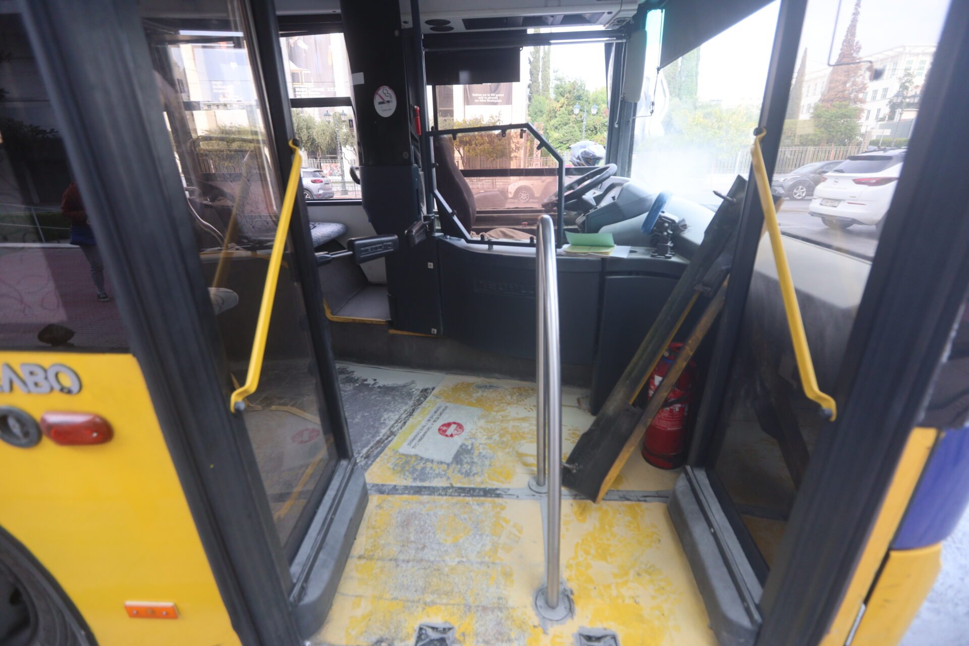 Τρόμος στο κέντρο της Αθήνας: Φωτιά ξέσπασε σε τρόλεϊ στην Βασιλίσσης Σοφίας