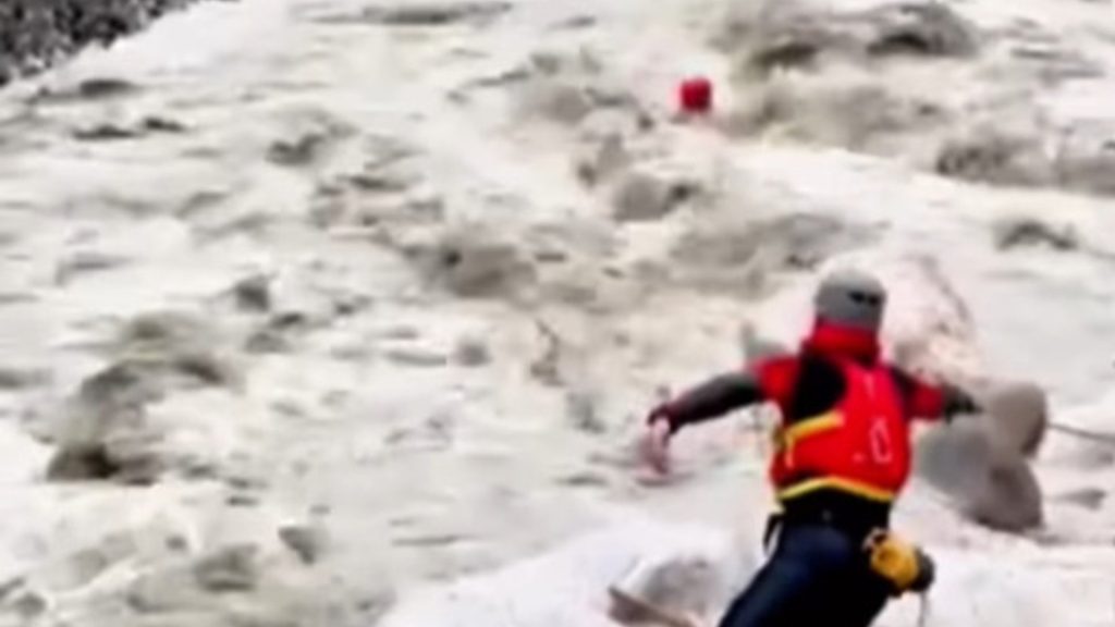 Τζουμέρκα: Κίνδυνος για πυροσβέστη της ΕΜΑΚ σε ορμητικό ρέμα