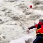 Τζουμέρκα: Κίνδυνος για πυροσβέστη της ΕΜΑΚ σε ορμητικό ρέμα