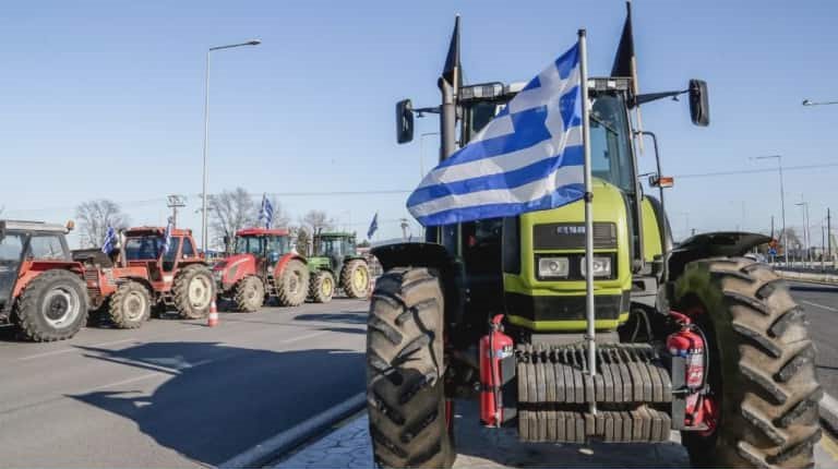 Συλλαλητήριο αγροτών έξω από το υπουργείο στη Μακεδονία