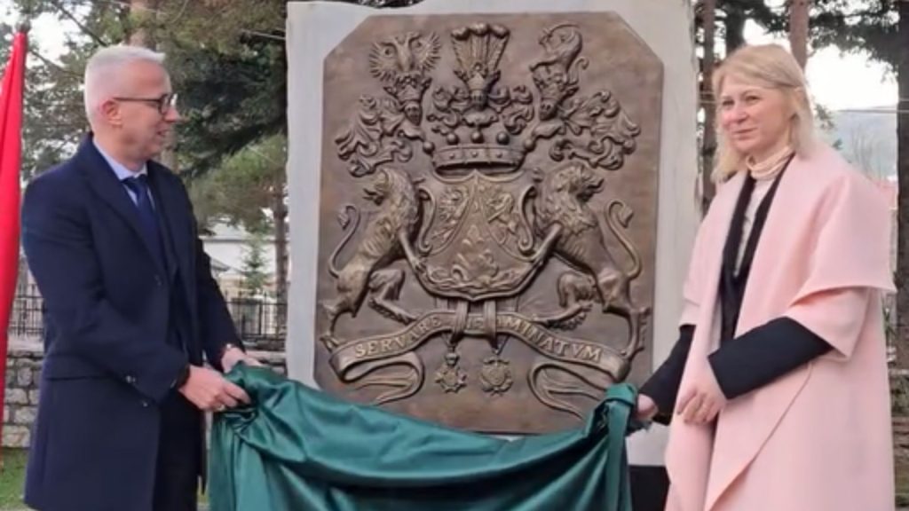 Μνημείο για την οικογένεια Σίνα στη Μοσχόπολη της Βορείου Ηπείρου