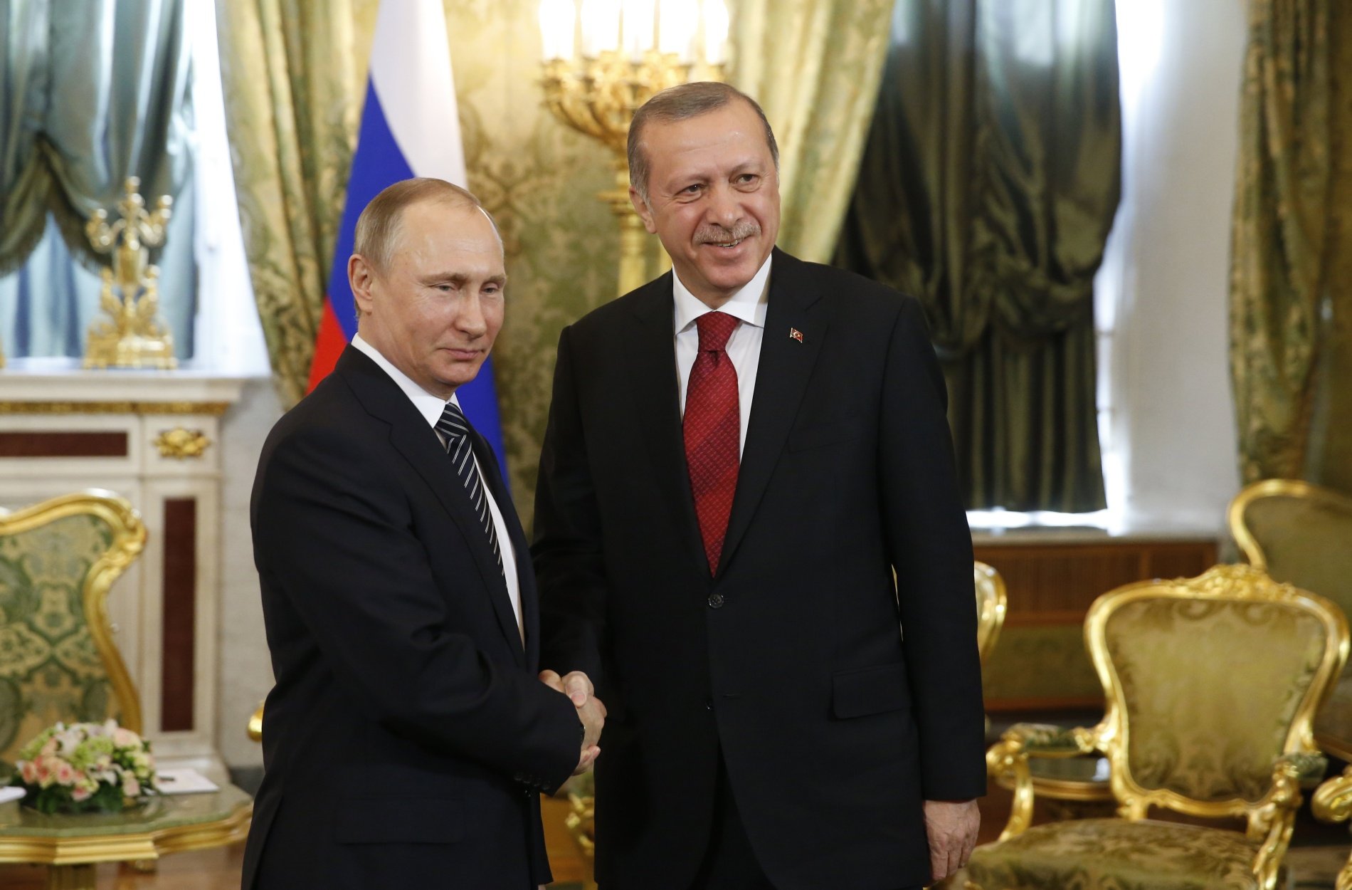 Ερντογάν σε Πούτιν: Πρόθυμος να μεσολαβήσει για τον τερματισμό του πολέμου