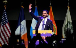 Αλλάζει το πολιτικό σκηνικό στις ΗΠΑ μετά την ιστορική νίκη του Ζόραν Μαμντάνι – Εξελέγη ο πρώτος μουσουλμάνος δήμαρχος της Νέας Υόρκης