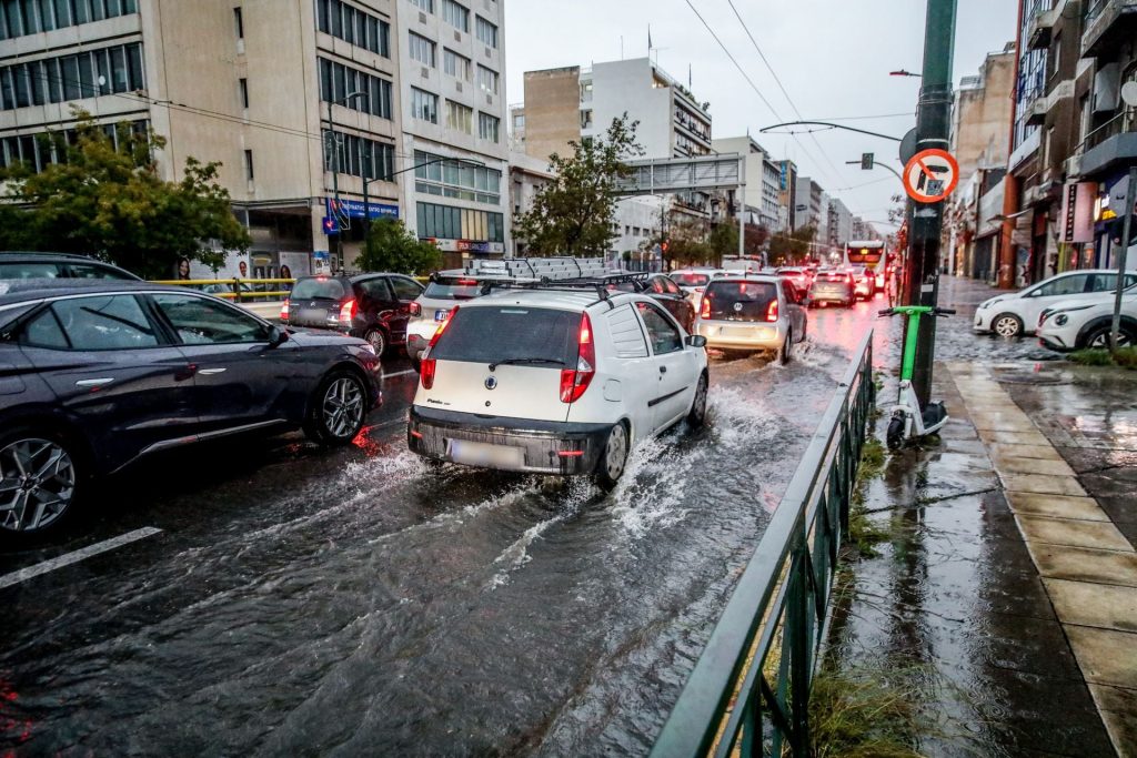 Η κακοκαιρία Adel σε εικόνες και βίντεο – Δείτε πώς σφυροκοπά την Αττική
