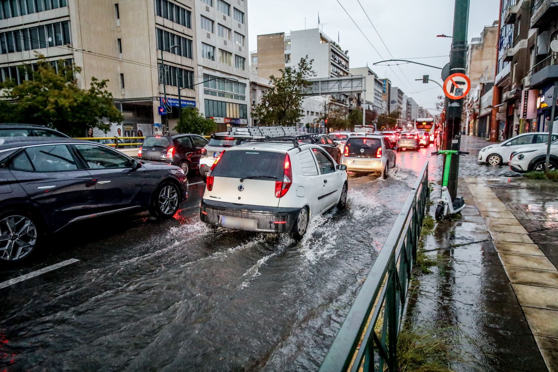 Η κακοκαιρία Adel σε εικόνες και βίντεο – Δείτε πώς σφυροκοπά την Αττική