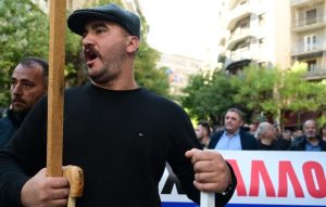 Πορεία διαμαρτυρίας αγροτών και κτηνοτρόφων προς το υπουργείο Αγροτικής Ανάπτυξης – «Ανεπίτρεπτο, να μένουν σε ομηρία και απλήρωτοι 600.000 οικογένειες»