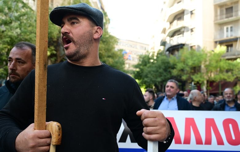 Πορεία διαμαρτυρίας αγροτών και κτηνοτρόφων προς το υπουργείο Αγροτικής Ανάπτυξης – «Ανεπίτρεπτο, να μένουν σε ομηρία και απλήρωτοι 600.000 οικογένειες»