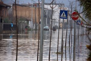 Σφοδρές πλημμύρες στην Αλβανία - Μία νεκρή, εκατοντάδες εγκατέλειψαν τα σπίτια τους