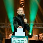 Η Αθήνα «φωταγωγείται» - Ανάβει το Χριστουγεννιάτικο δέντρο στο Σύνταγμα