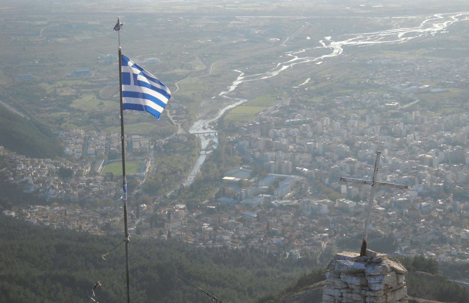 Ξάνθη: Κλήθηκαν σε απολογία επειδή ύψωσαν σταυρό σε κορυφή βουνού!