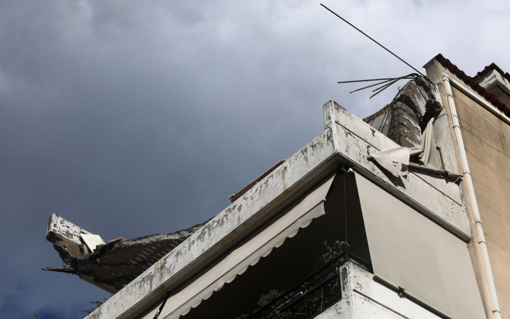 Μπαλκόνι καταρρέει στο Άργος - Σοβαρά τραυματισμένη 50χρονη μητέρα