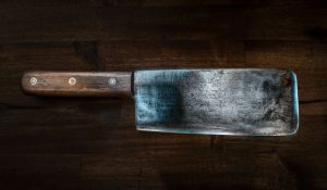 Πετρούπολη: «Τσάκωσαν» 16χρονο με μπαλτά έξω από σχολείο