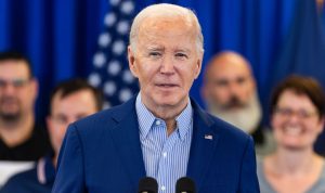 Τραμπ: Θέλει να εξαλείψει την «βρωμιά και την ανικανότητα Μπάιντεν»