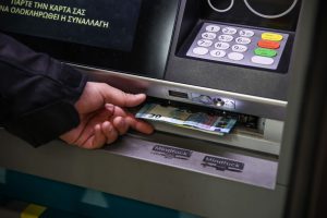 Επίδομα 250 ευρώ: Ποιοι το λαμβάνουν, ποιοι αποκλείονται - Όλα τα νέα κριτήρια