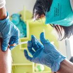 New York Times: Η FDA διερευνά παιδικούς θανάτους μετά από εμβολιασμό Covid