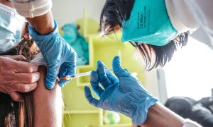 New York Times: Η FDA διερευνά παιδικούς θανάτους μετά από εμβολιασμό Covid