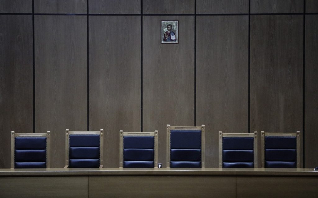 Τέμπη δίκη: Ειδικές αίθουσες και ψηφιοποίηση στις ανακρίσεις Καραμανλή και Τριαντόπουλου