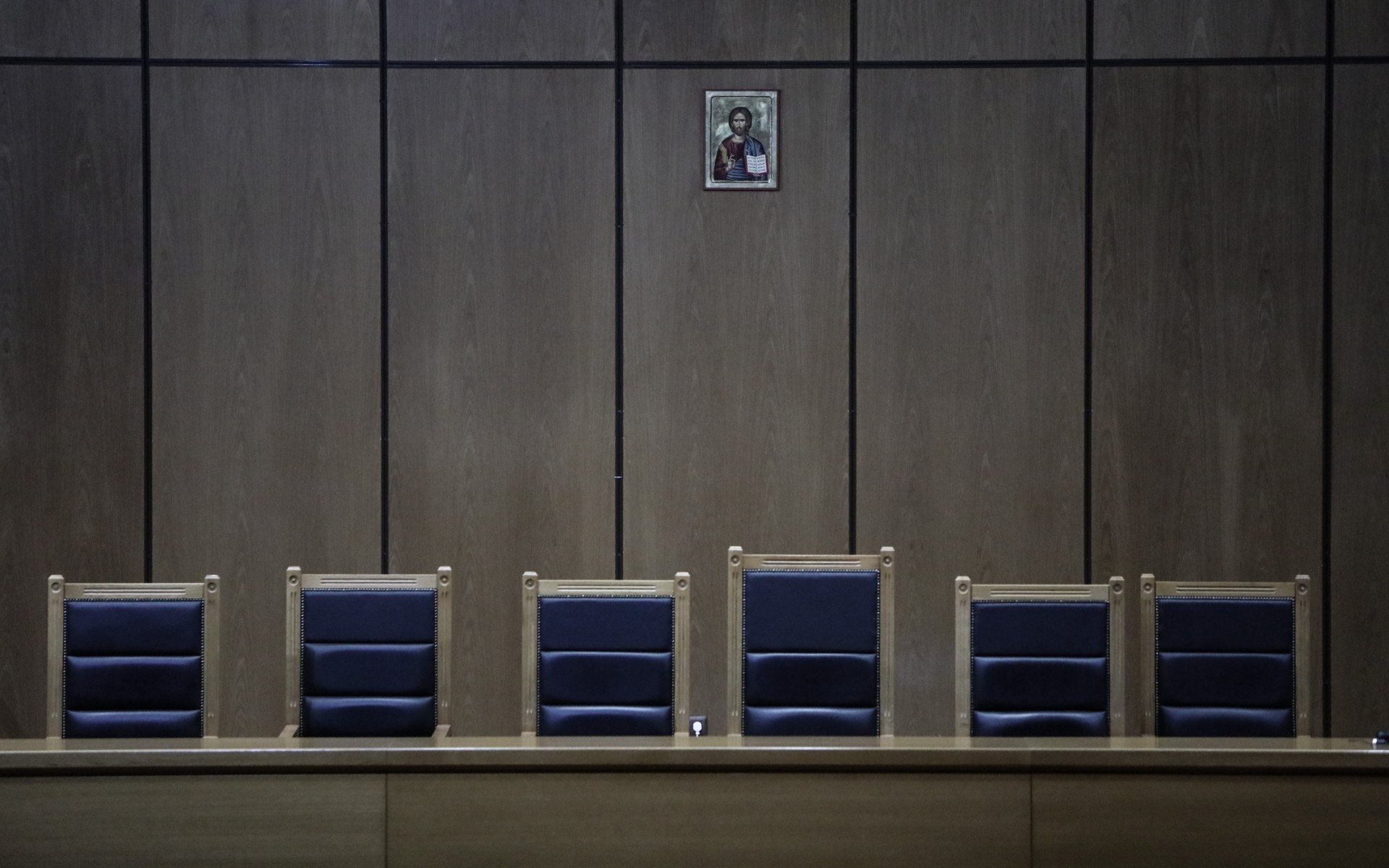 Τέμπη δίκη: Ειδικές αίθουσες και ψηφιοποίηση στις ανακρίσεις Καραμανλή και Τριαντόπουλου