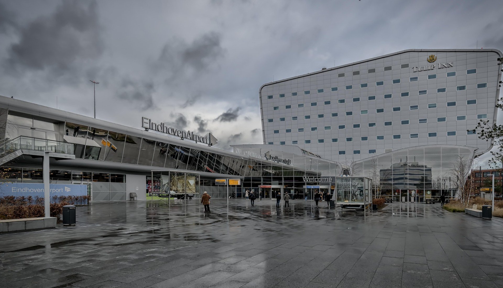 Drones στο αεροδρόμιο του Αϊντχόφεν - Διακοπή πτήσεων