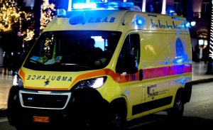 Λάρισα: Σοβαρό τροχαίο - Εγκλωβίστηκαν πατέρας με τα δύο παιδιά του