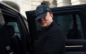 Ο Ίλον Μασκ ισοπεδώνει τον Σόρος