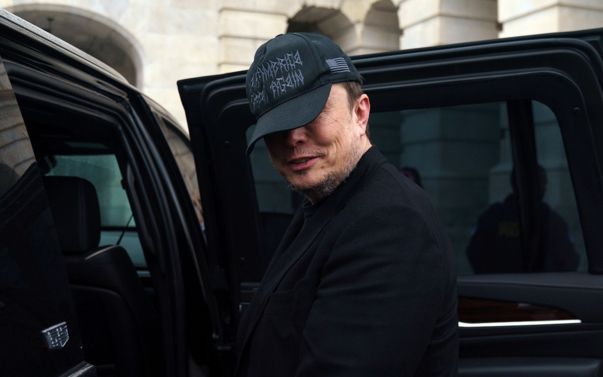 Ο Ίλον Μασκ ισοπεδώνει τον Σόρος