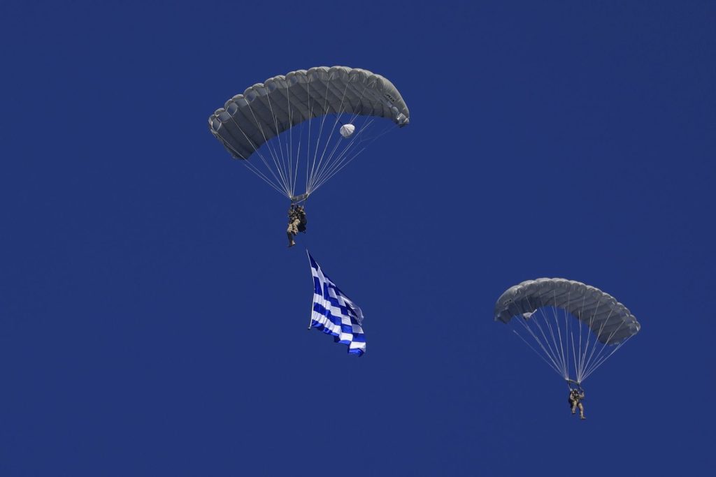 Σε διαβούλευση το νομοσχέδιο για τις Ένοπλες Δυνάμεις - Τι προβλέπει για μισθούς και θητεία γυναικών