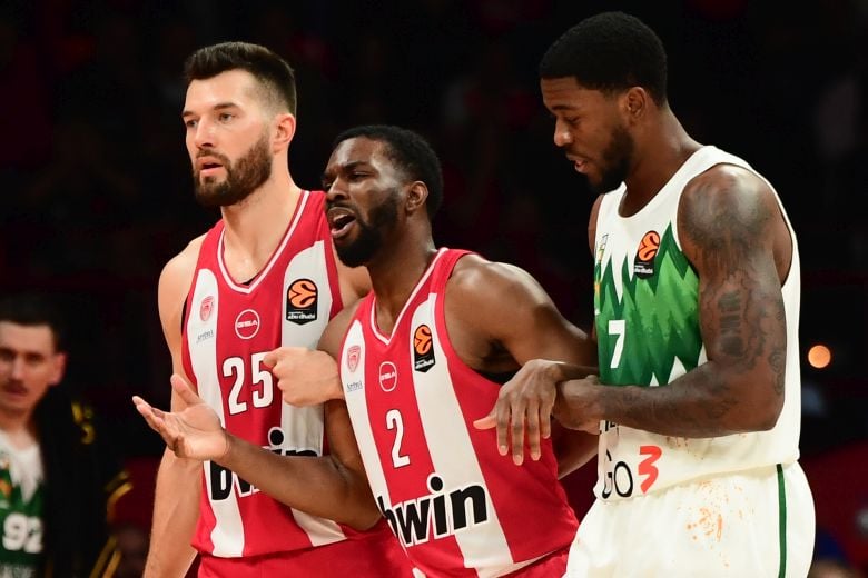 Euroleague: «Πάγωσαν» στον Ολυμπιακό με το νέο τραυματισμό του Κίναν Έβανς, παρά την άνετη νίκη επί της Ζαλγκίρις