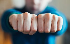 Άγρια επίθεση στη Χαλκίδα: Ανήλικοι ξυλοκόπησαν άνδρα για ένα κινητό