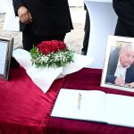 Αλέκος Φλαμπουράρης: Σε κλίμα βαθιάς συγκίνησης η πολιτική κηδεία στο Πάρκο Ελευθερίας