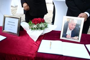 Αλέκος Φλαμπουράρης: Σε κλίμα βαθιάς συγκίνησης η πολιτική κηδεία στο Πάρκο Ελευθερίας