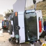 Ανετράπη φορτηγό στη Λεωφόρο Σχιστού – Νεκρή η μητέρα του οδηγού, η οποία βρισκόταν στο όχημα