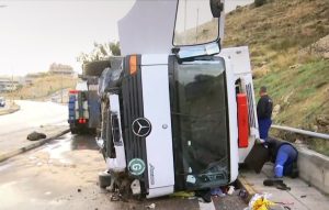 Ανετράπη φορτηγό στη Λεωφόρο Σχιστού – Νεκρή η μητέρα του οδηγού, η οποία βρισκόταν στο όχημα