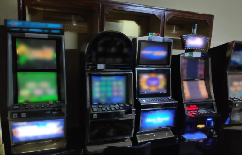 Λουκέτο σε μαγαζί με «φρουτάκια» στην Αθήνα – Τέσσερις συλλήψεις