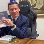 Ο Αλέξης Τσίπρας έστειλε το βιβλίο του στον Άδωνι Γεωργιάδη – «Η ιστορία σε μαθαίνει να διαλέγεις καλούς συνεργάτες»