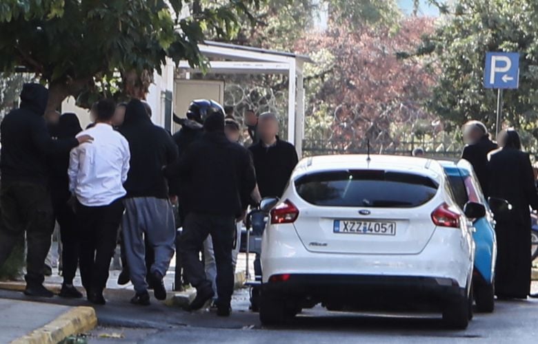 Στη φυλακή η «αρχηγός» και άλλοι δύο ως μέλη του κυκλώματος ναρκωτικών με τον ρασοφόρο παλαιοημερολογίτη