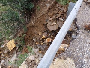 Διακοπή κυκλοφορίας στον δρόμο Κοζάνης-Λάρισας εξαιτίας πτώσης βράχων