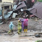 Τραγικός απολογισμός μετά τις πλημμύρες στην Ινδονησία – Πάνω από 80 οι νεκροί