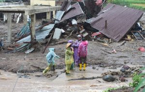 Τραγικός απολογισμός μετά τις πλημμύρες στην Ινδονησία – Πάνω από 80 οι νεκροί