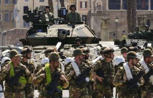 Την υποχρεωτική στρατιωτική θητεία εξετάζουν στην Ιταλία