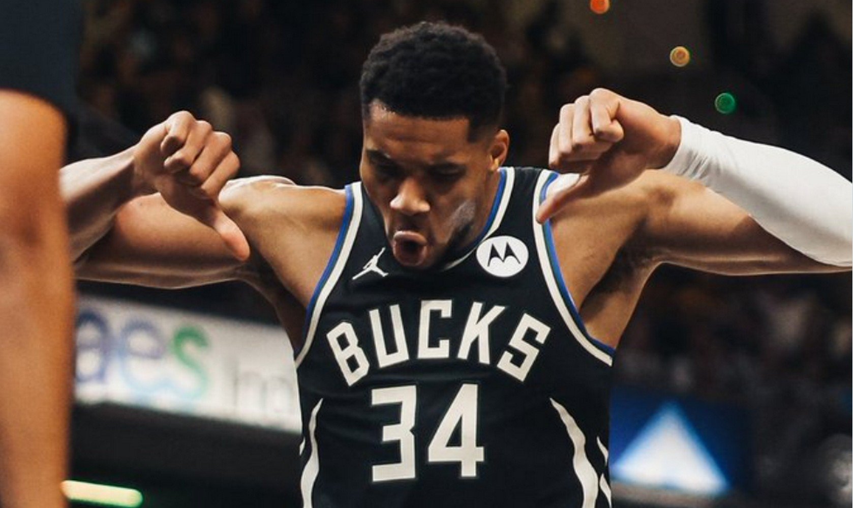 Όλο το ΝΒΑ μιλάει για αυτό που έκανε ο Γιάννης - Ο ορισμός του buzzer-beater