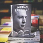 Αυγό στο κεφάλι του Μπαρντελά κατά την παρουσίαση του βιβλίου του