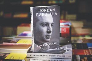 Αυγό στο κεφάλι του Μπαρντελά κατά την παρουσίαση του βιβλίου του