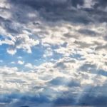 Γενικά αίθριος καιρός με λίγες νεφώσεις και με μικρή πτώση θερμοκρασίας