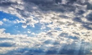 Γενικά αίθριος καιρός με λίγες νεφώσεις και με μικρή πτώση θερμοκρασίας